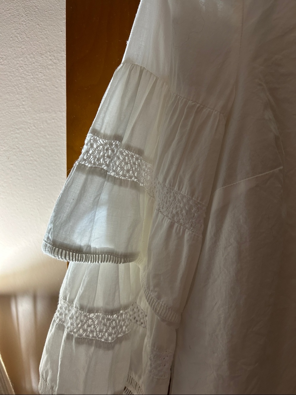 Who What Wear White Ruffled Tier Sleeve Blouse; 100% cotton; medium - Picture 6 of 9